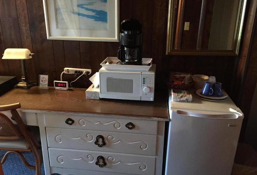 Chris By The Sea Motel