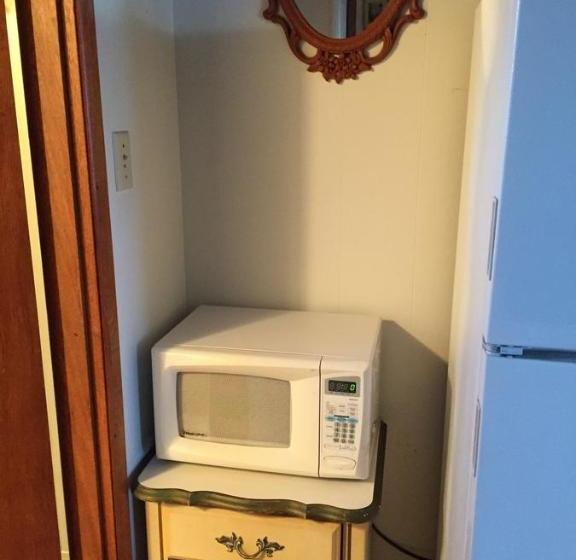 Chris By The Sea Motel