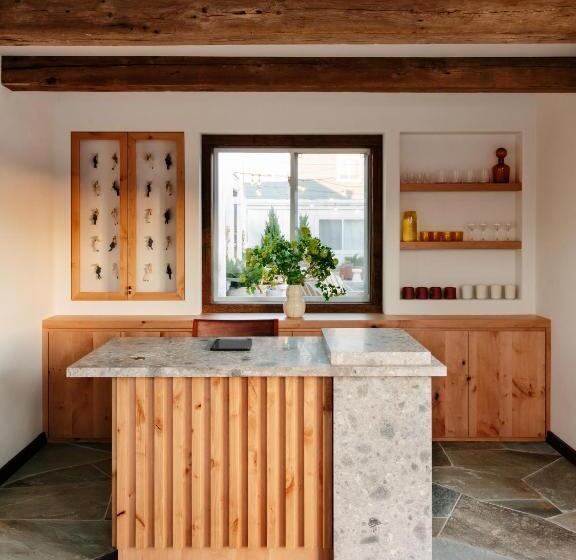 Daunts Albatross Motel