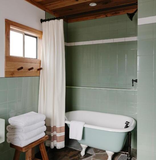 Daunts Albatross Motel