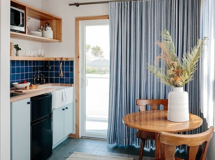 Daunts Albatross Motel