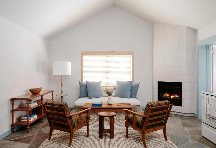 Daunts Albatross Motel