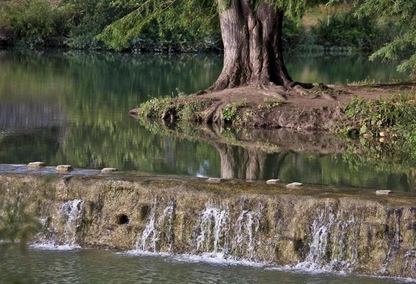 ホテル Blanco Riverside Cottages