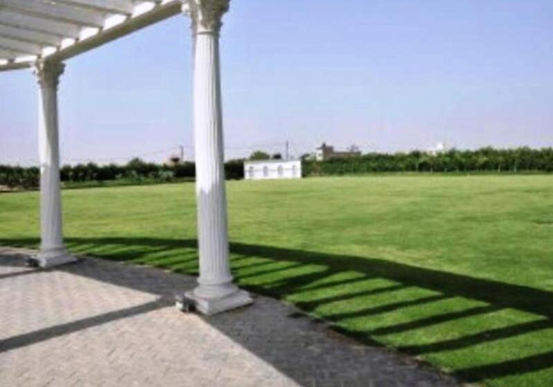 호텔 Brijwasi Lands Inn