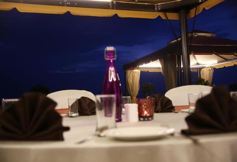 호텔 Brijwasi Lands Inn