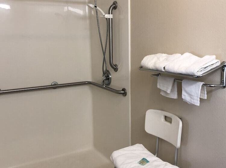 فندق Clairmont Inn