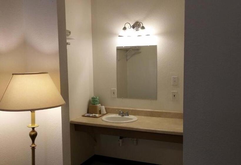 Отель Country Regency Inn & Suites