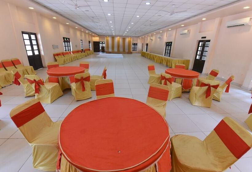 Garh Govind Hotel & Resort