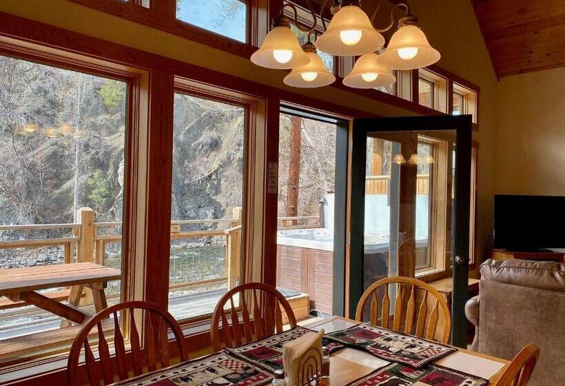 호텔 River's Edge Resort