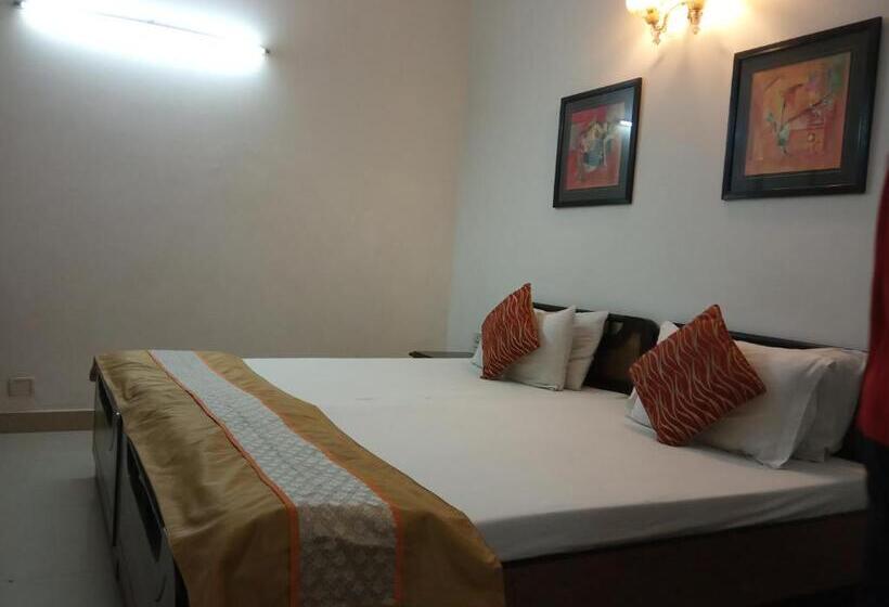 Отель Solo Victoria