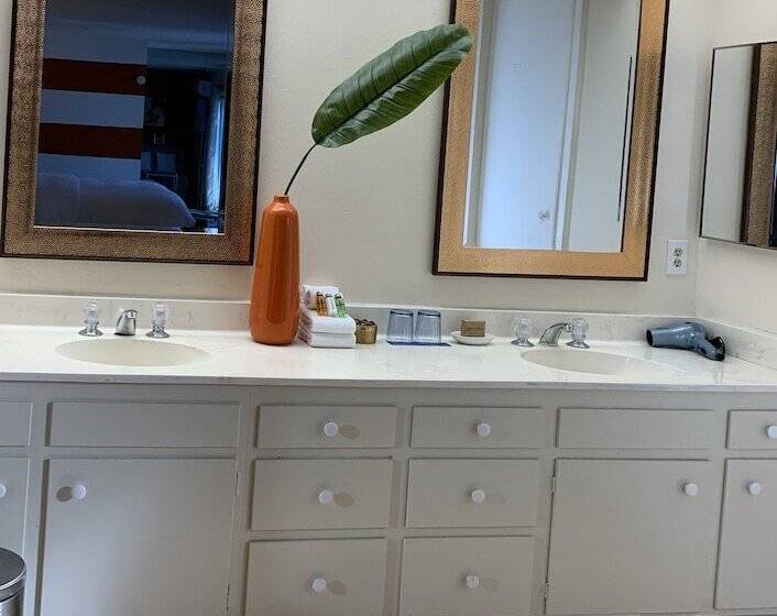 ホテル The Village Palm Desert