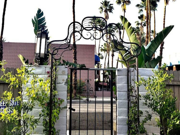 ホテル The Village Palm Desert
