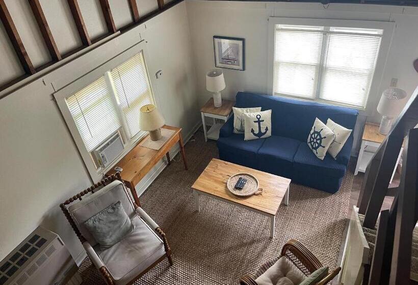 Midway Motel & Cottages