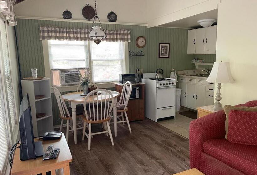 Midway Motel & Cottages