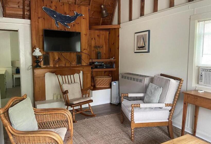 Midway Motel & Cottages