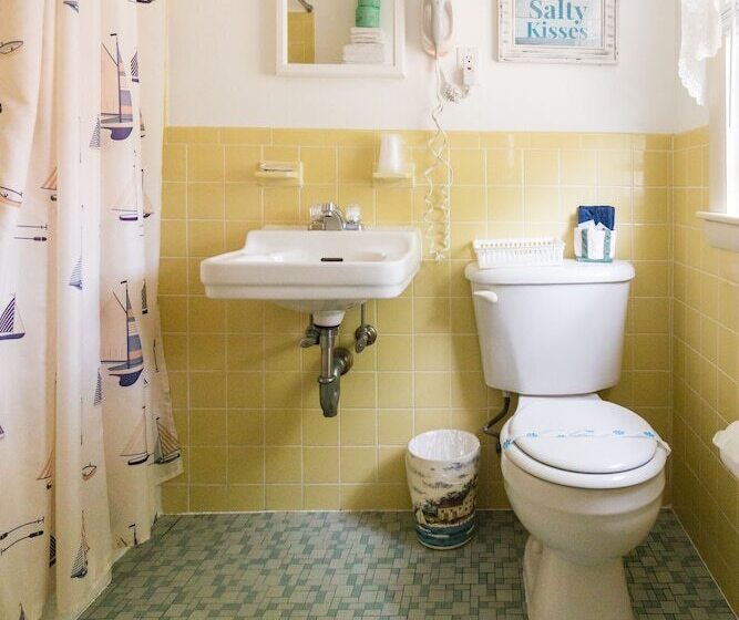 فندق على الطريق A Beach Breeze Inn