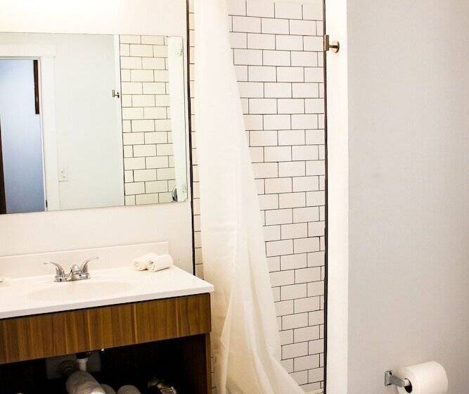 فندق على الطريق Blue Sage Inn & Suites