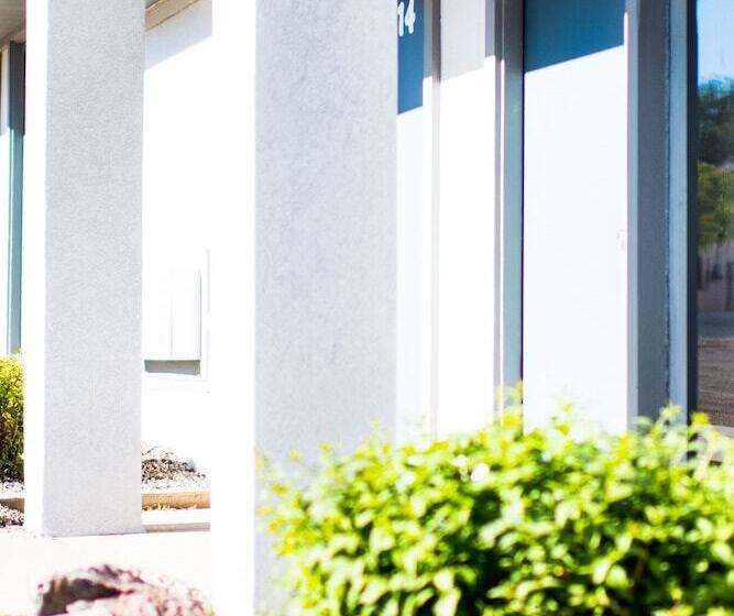 فندق على الطريق Blue Sage Inn & Suites