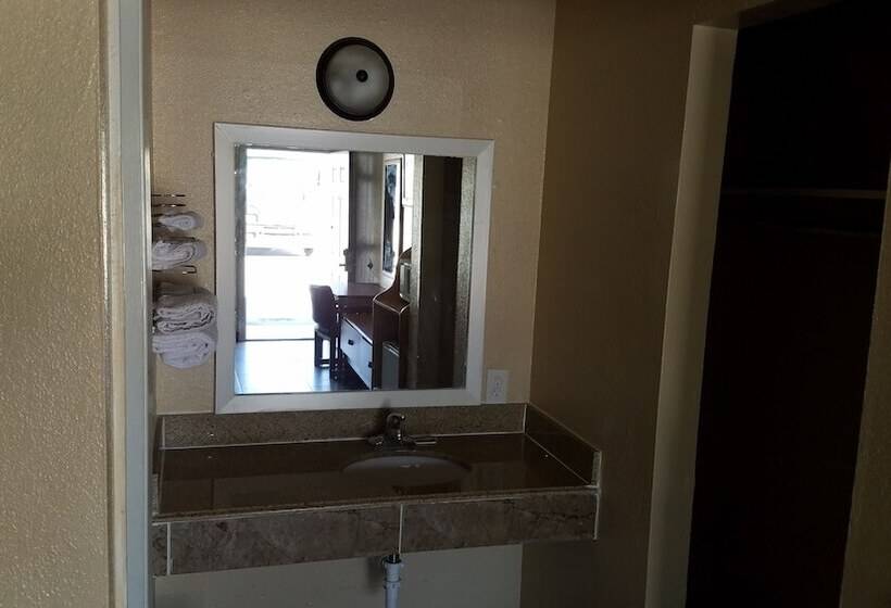 فندق على الطريق Budget Inn