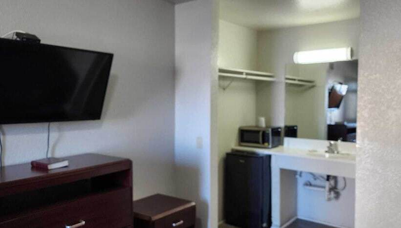 فندق على الطريق Economy Inn