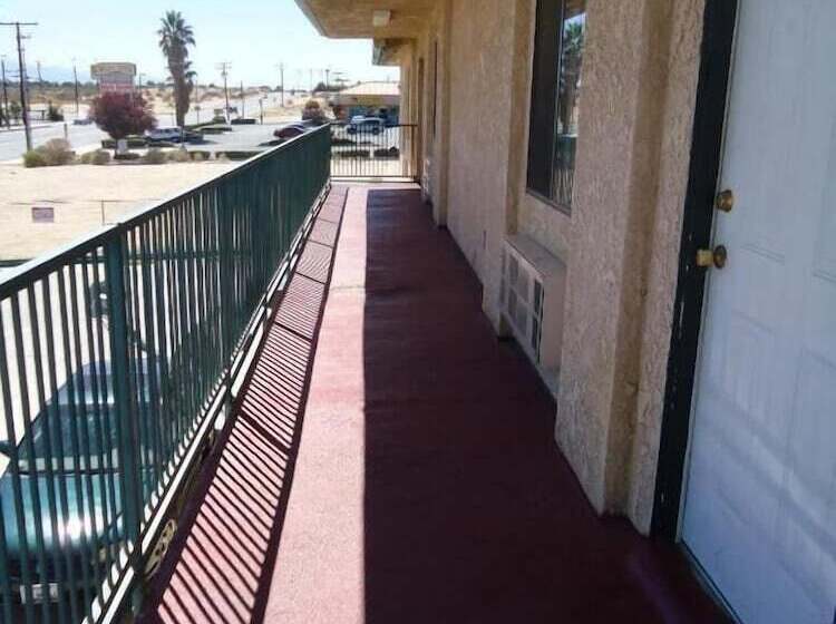 فندق على الطريق Economy Inn