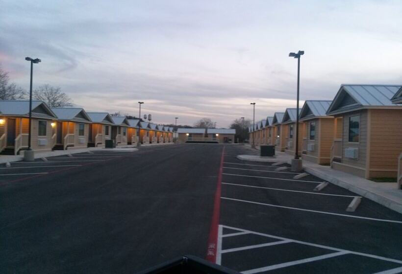 فندق على الطريق Fieldhouse Inn & Conference Center