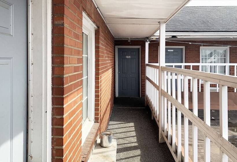 فندق على الطريق Four Keys Inn