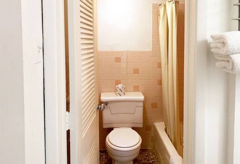 فندق على الطريق Four Keys Inn