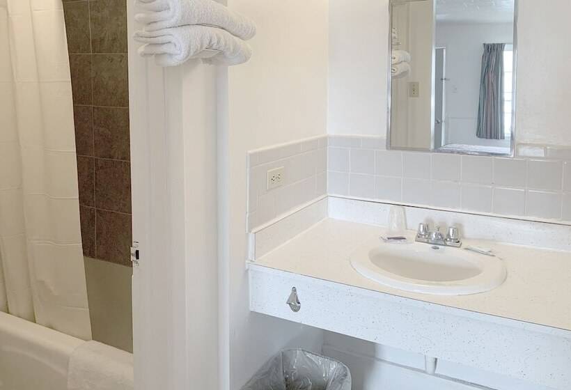 فندق على الطريق Four Keys Inn