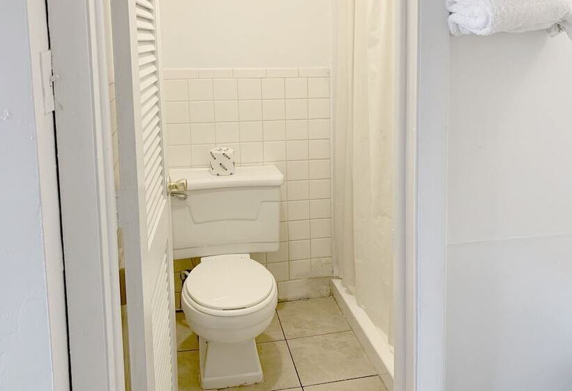 فندق على الطريق Four Keys Inn