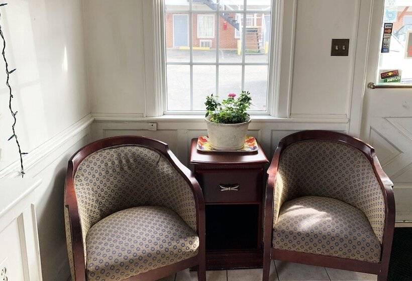 فندق على الطريق Four Keys Inn