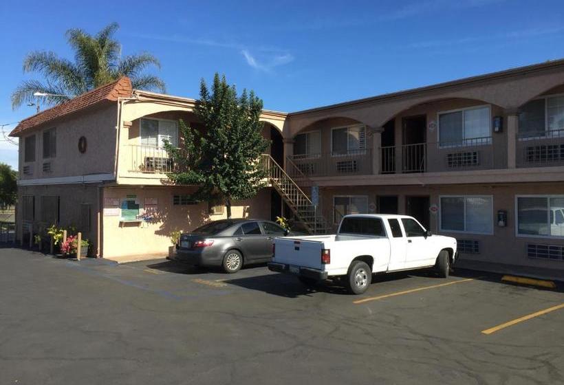 فندق على الطريق Foxy S Motor Inn On Florence & Hoover St