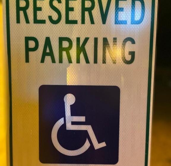 فندق على الطريق Hamilton Inn