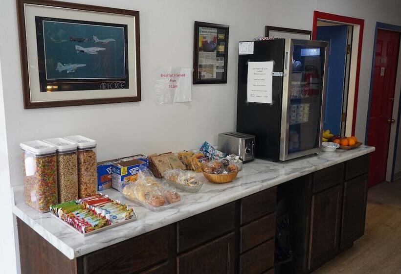 فندق على الطريق Model Towne Inn