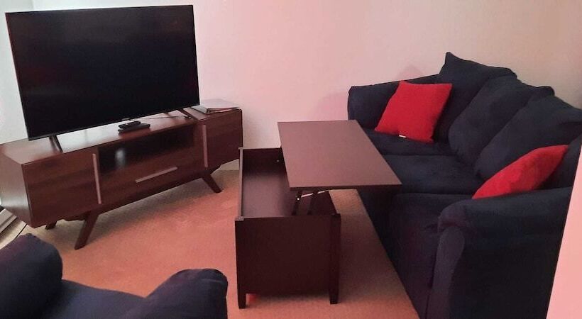 فندق على الطريق Model Towne Inn