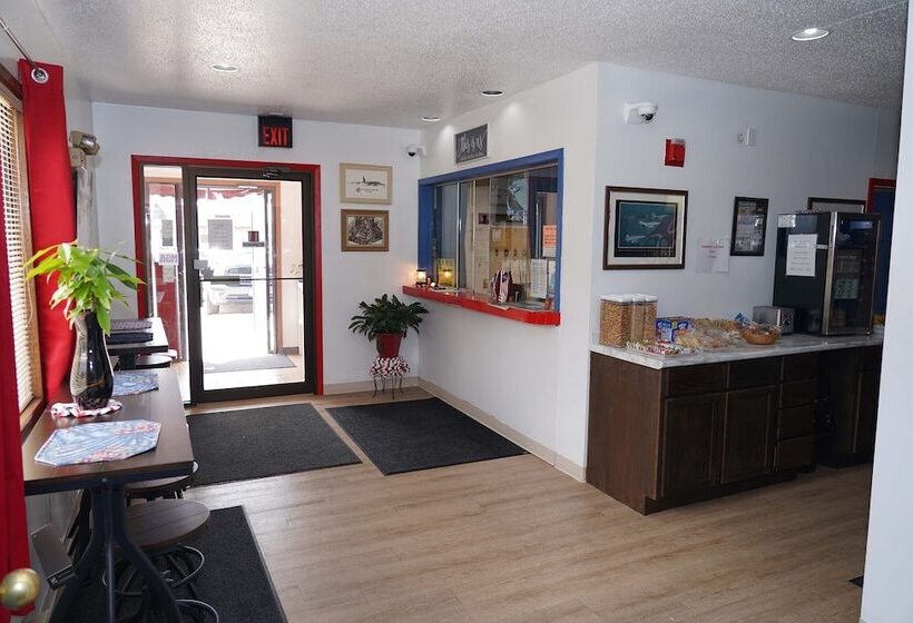 فندق على الطريق Model Towne Inn