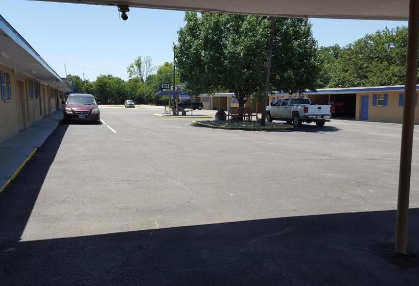 فندق على الطريق Royal Inn