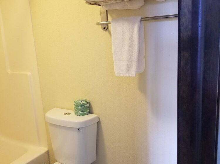 فندق على الطريق Scottish Inn & Suites   Eau Claire