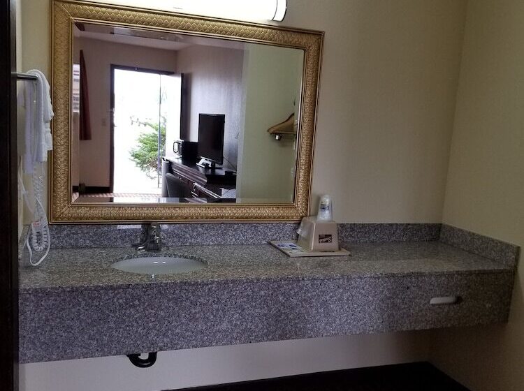 فندق على الطريق Scottish Inn & Suites   Eau Claire