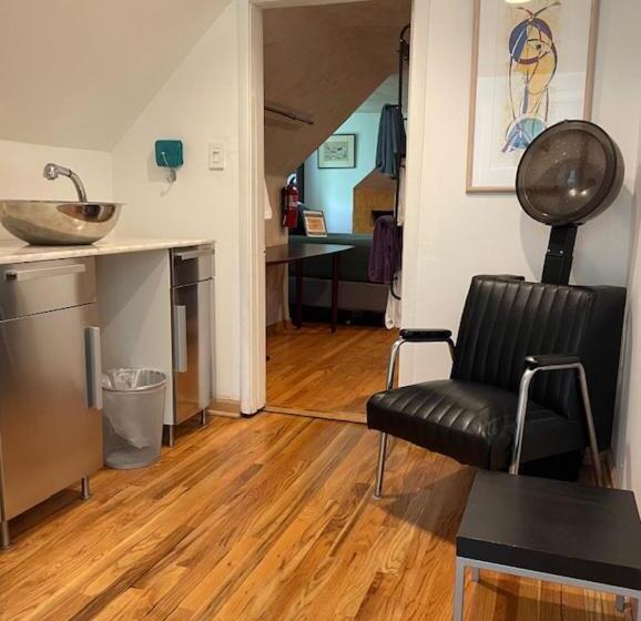 Ray's Bucktown Bed And Breakfast