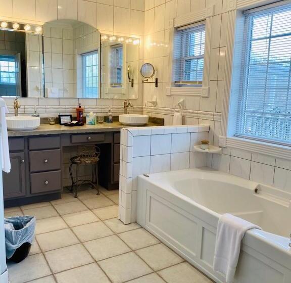 Barren Breeze Bed And Breakfast