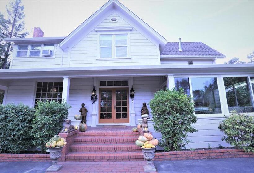 ベッドアンドブレックファースト Napa Farmhouse Inn