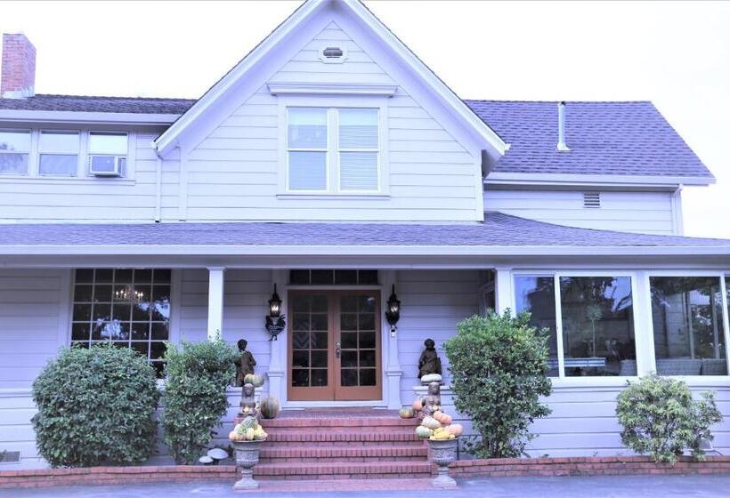 ベッドアンドブレックファースト Napa Farmhouse Inn