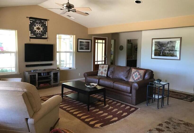 민박 Red Tail Ranch