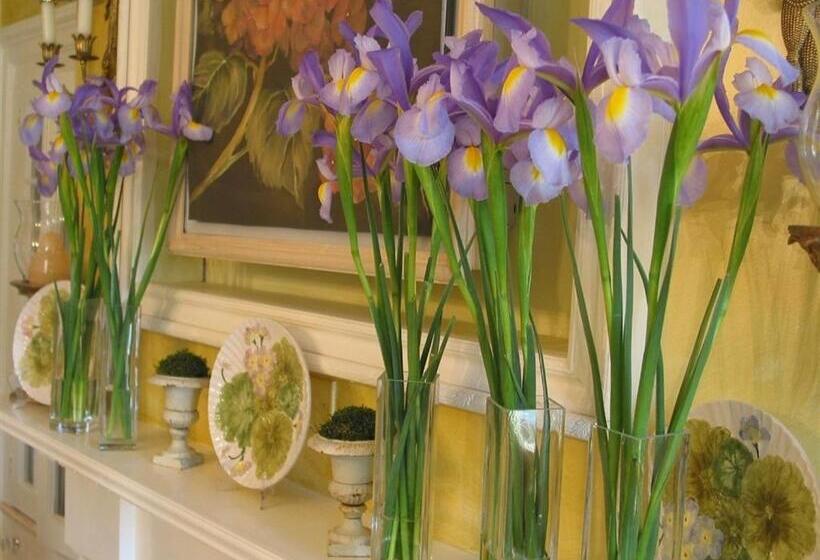 تختخواب و صبحانه The Connecticut River Valley Inn