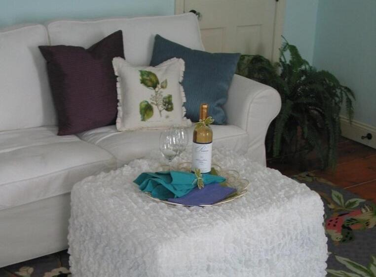 تختخواب و صبحانه The Connecticut River Valley Inn