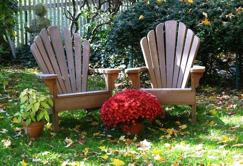 تختخواب و صبحانه The Connecticut River Valley Inn