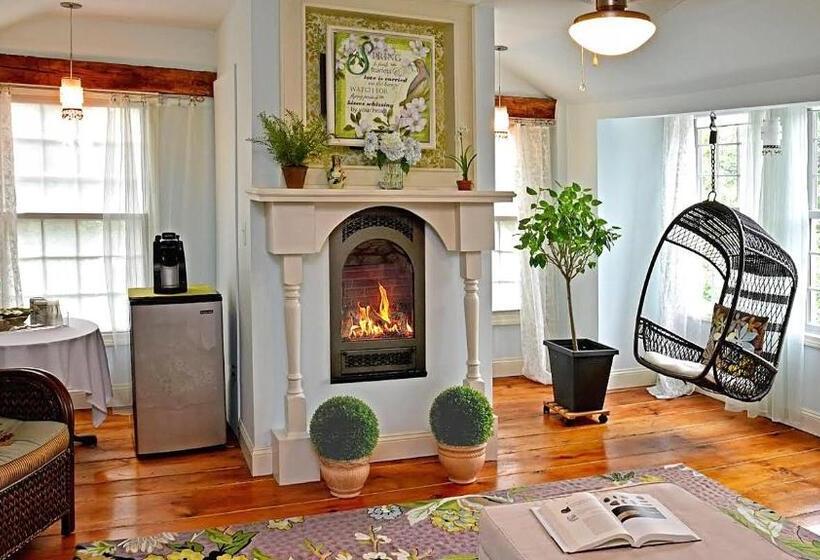 تختخواب و صبحانه The Connecticut River Valley Inn