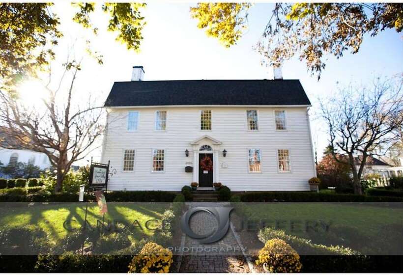 تختخواب و صبحانه The Connecticut River Valley Inn