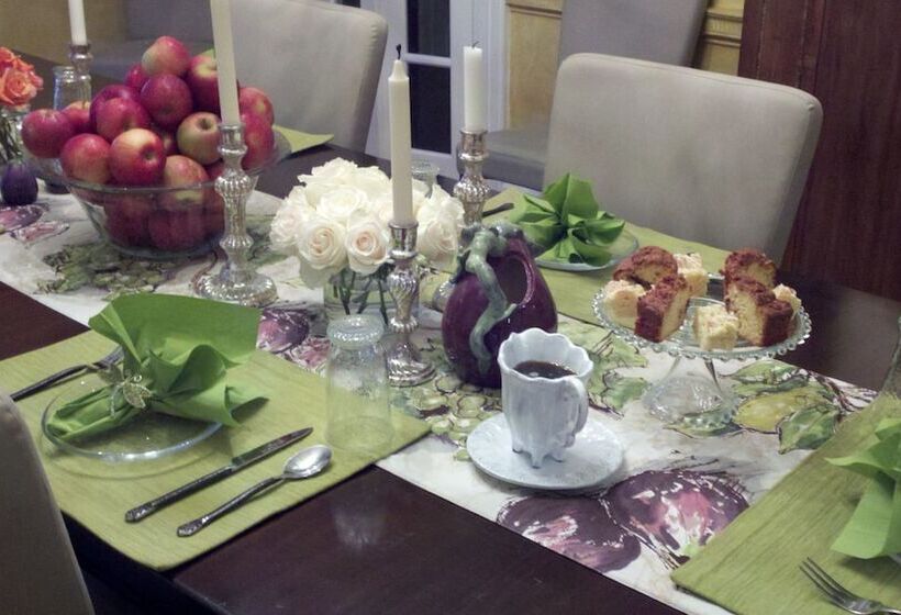 تختخواب و صبحانه The Connecticut River Valley Inn